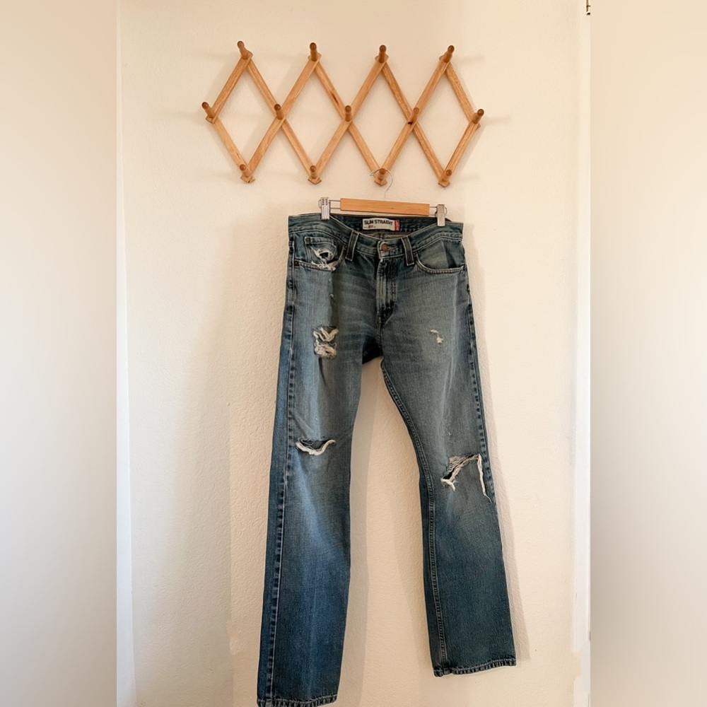 Levi’s 514, distressed medium blue wash